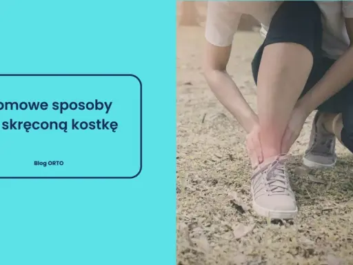 Osoba trzymająca się za czerwoną, bolącą kostkę w butach sportowych.