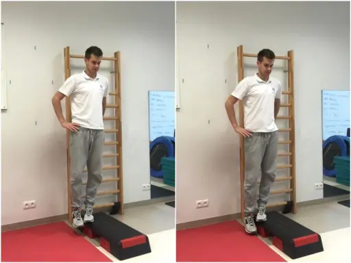 Mężczyzna wykonuje test na mięsień gruszkowaty, stojąc na stopniu.