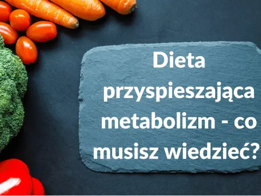 Brokuł, marchewki i pomidorki na czarnym tle. Na kamiennej tablicy napis: "Dieta przyspieszająca metabolizm - co musisz wiedzieć?".