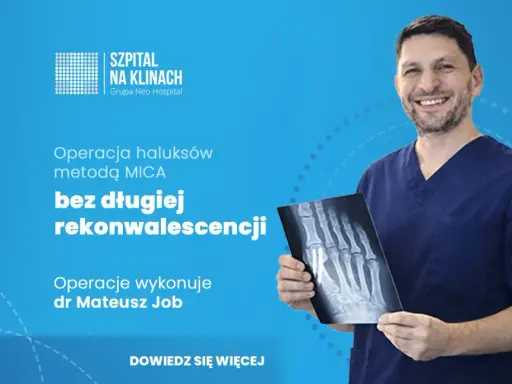 Uśmiechnięty lekarz w granatowym uniformie trzyma prześwietlenie stopy, prezentując, jak wygląda operacja haluksa metodą MICA bez długiej rekonwalescencji.