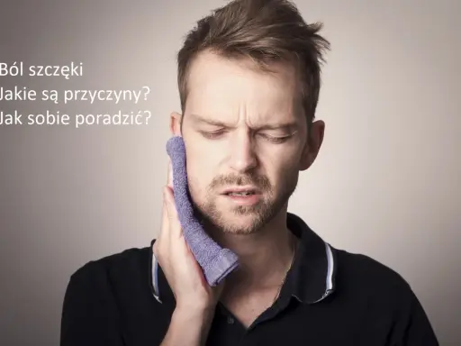 Mężczyzna z bólem szczęki przykłada zimny okład. Tekst informuje o przyczynach i sposobach radzenia sobie z tym problemem.