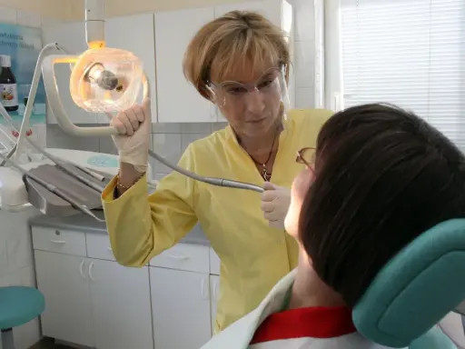 Dentystka w Koninie pomaga pacjentowi, który cierpi gdzie z bólem zęba.