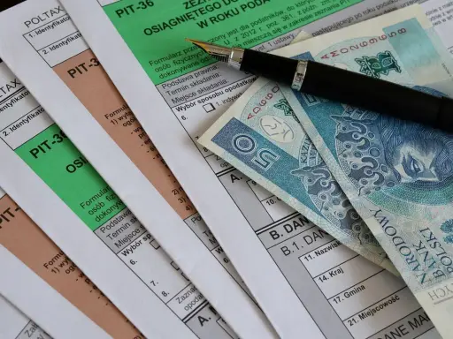Formularze PIT i polskie banknoty. Czy prywatną rehabilitację można odliczyć od podatku? Pytanie o ulgę rehabilitacyjną.