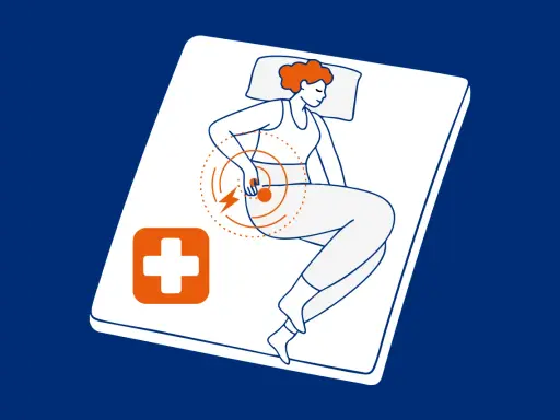 Kobieta leży na materacu, odczuwając ból kości w dolnej części pleców. Obok niej symbol medyczny.