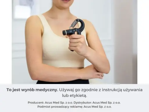 Kobieta ćwiczy chwyt dłoni przyrządem do kinezyterapii, wzmacniając mięśnie przedramienia.
