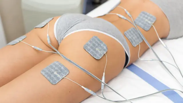 Elektrostymulacja mięśni ud i pośladków za pomocą elektrod. Zabieg poprawiający kondycję i kształtujący sylwetkę.