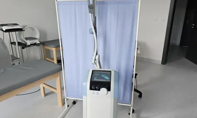 Nowoczesny sprzęt do rehabilitacji: SIS (Super Inductive System) to innowacyjne urządzenie, które pomaga w leczeniu bólu i regeneracji tkanek.