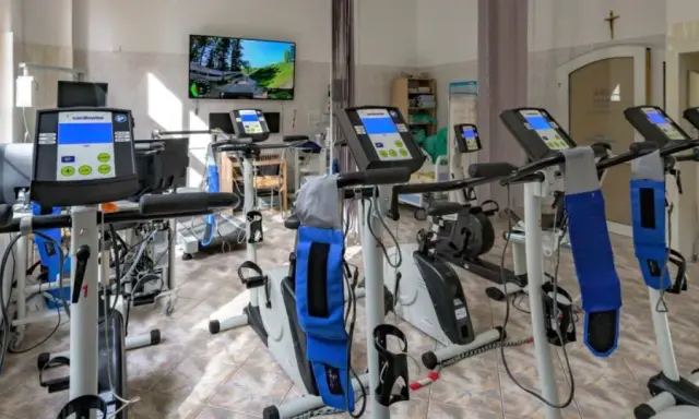 Sala rehabilitacji kardiologicznej z bieżniami i rowerami stacjonarnymi. Tu znajdziesz najlepszą rehabilitację kardiologiczną.
