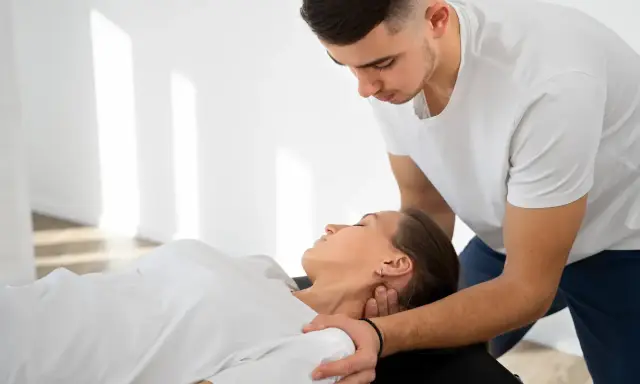 Fizjoterapeuta wykonuje terapię manualną szyi pacjentki. Czy fizjoterapeuta może wystawić receptę? To pytanie nurtuje wielu pacjentów.