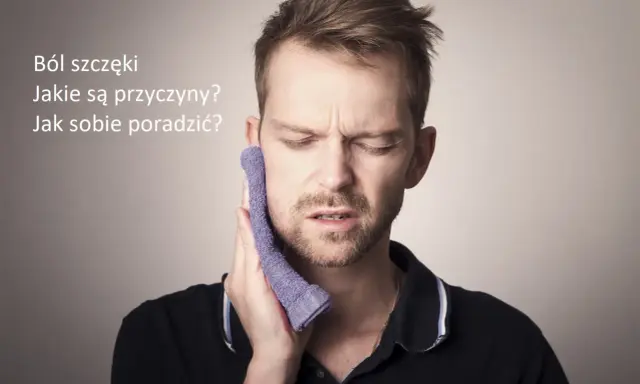Mężczyzna z bólem szczęki przykłada zimny okład. Tekst informuje o przyczynach i sposobach radzenia sobie z tym problemem.