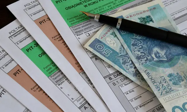 Formularze PIT i polskie banknoty. Czy prywatną rehabilitację można odliczyć od podatku? Pytanie o ulgę rehabilitacyjną.