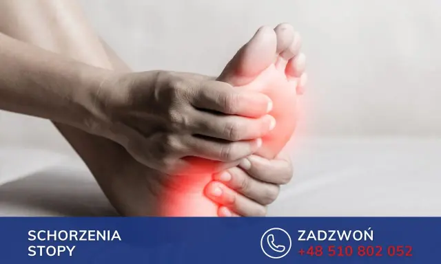 Dłoń uciska bolącą stopę, zaznaczoną czerwonymi plamami bólu.