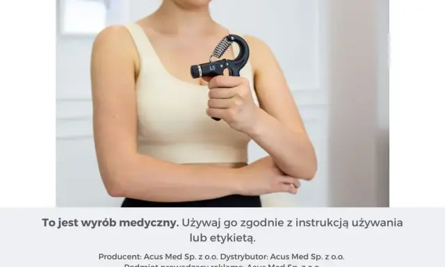 Kobieta ćwiczy chwyt dłoni przyrządem do kinezyterapii, wzmacniając mięśnie przedramienia.
