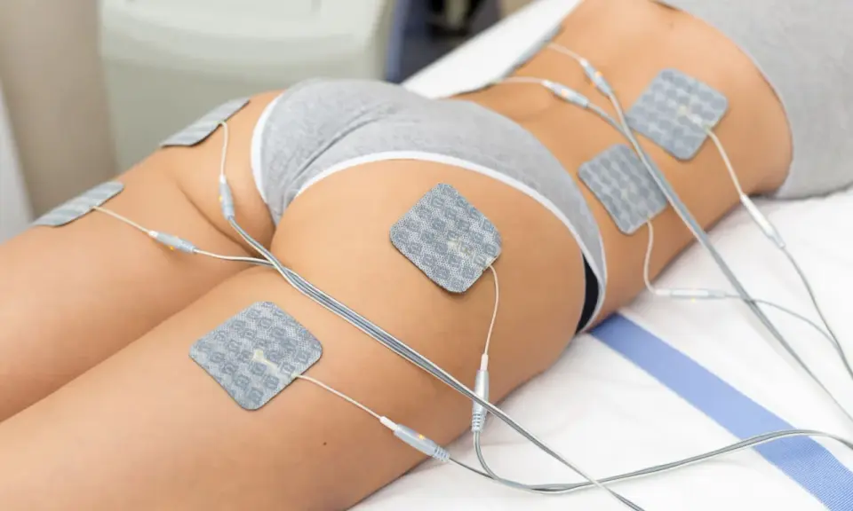 Elektrostymulacja mięśni ud i pośladków za pomocą elektrod. Zabieg poprawiający kondycję i kształtujący sylwetkę.