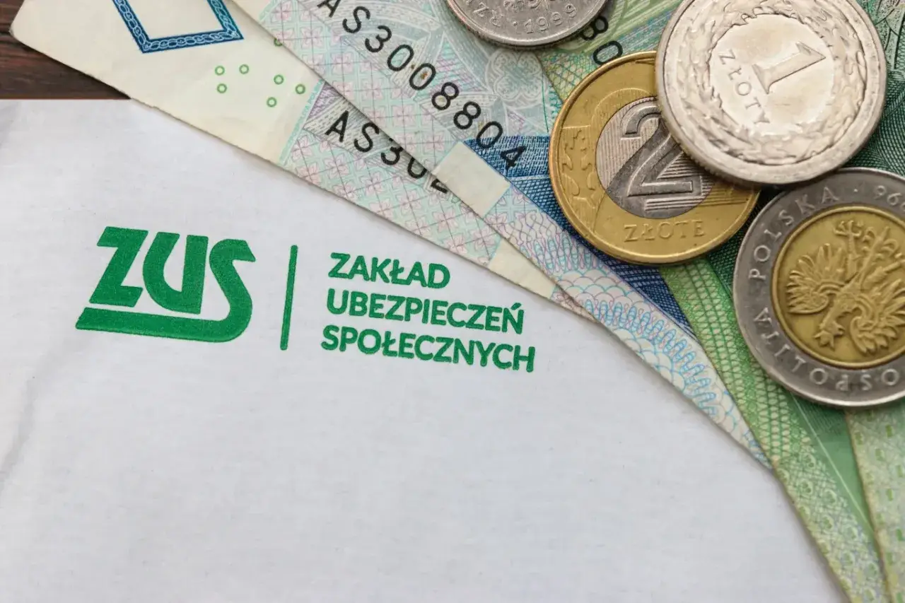 ZUS i polskie złotówki. Może to symbolizować za późno złożony wniosek o świadczenie rehabilitacyjne, który może wpłynąć na finanse.