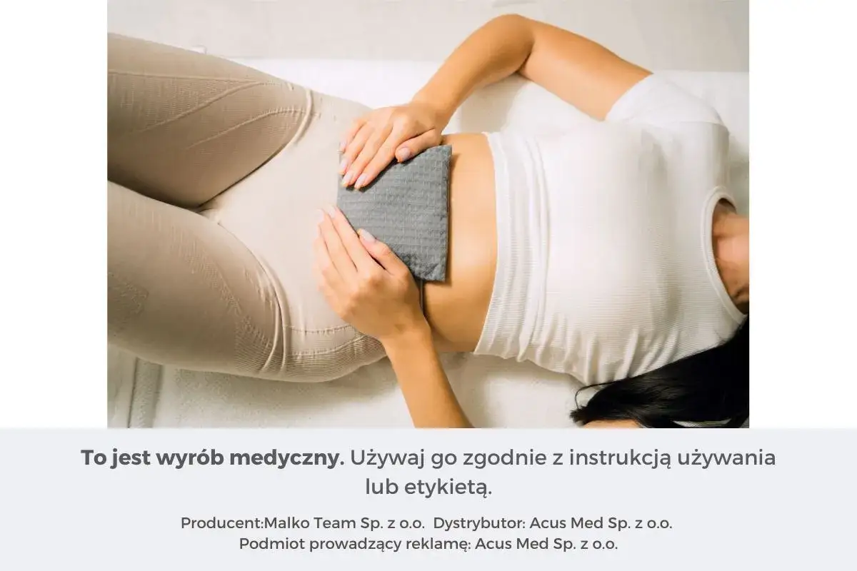 Kobieta z fizjoterapeutą stosuje okład na brzuch. To wyrób medyczny, z czym do fizjoterapeuty.