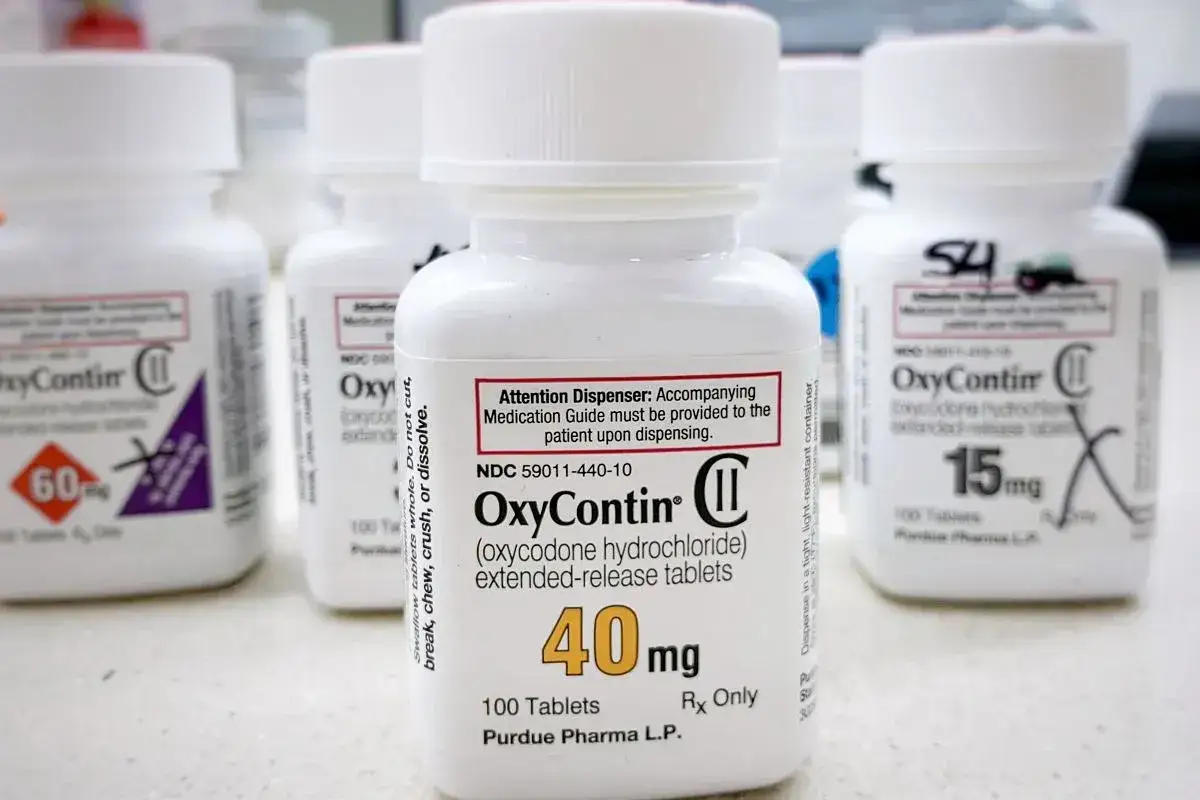 Butelki leku OxyContin z różnymi dawkami, w tym 40 mg, zawierające oksykodon.