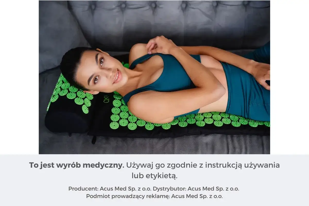 Kobieta leży na macie akupresurowej, kt&oacute;ra może pom&oacute;c w łagodzeniu b&oacute;lu głowy, gdzie uciskać.