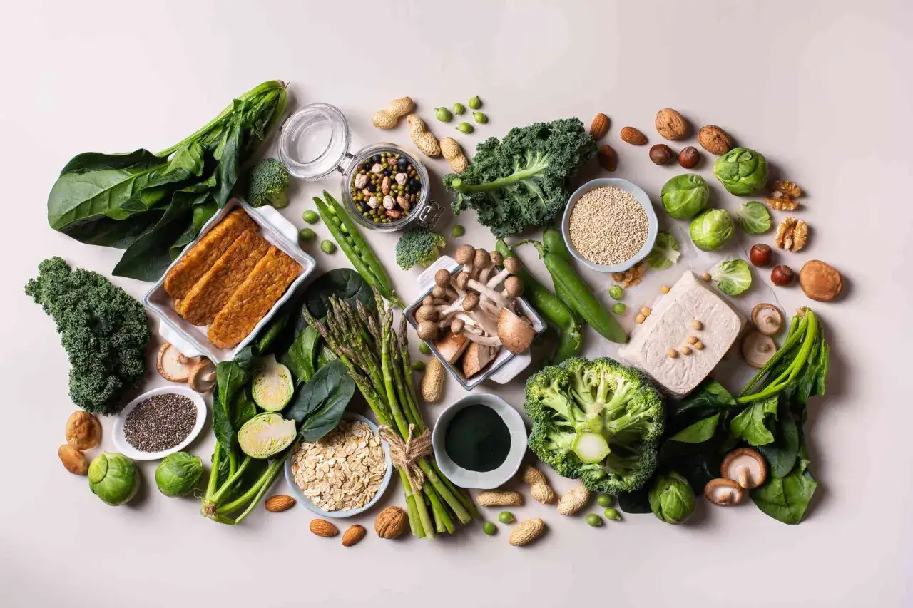 Zdrowe produkty roślinne: tempeh, tofu, warzywa, orzechy, nasiona. Idealne do diety z deficytem kalorycznym.